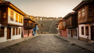 Панорамна гледка към Стария град в Пловдив по залез.