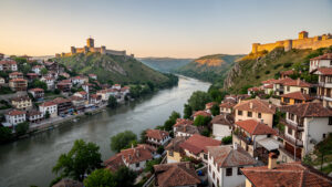 Панорамна гледка към стария град на Велико Търново по залез слънце.