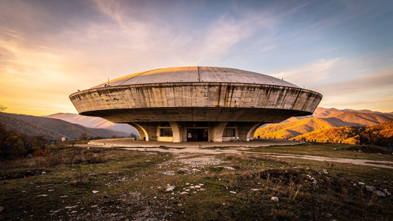 Паметникът на Бузлуджа на фона на драматичен изгрев в Стара планина.